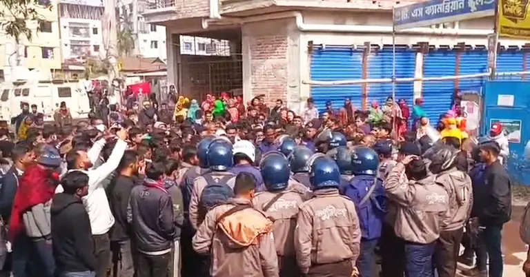 শ্রমিকদের বিক্ষোভ ও পুলিশের অবস্থান